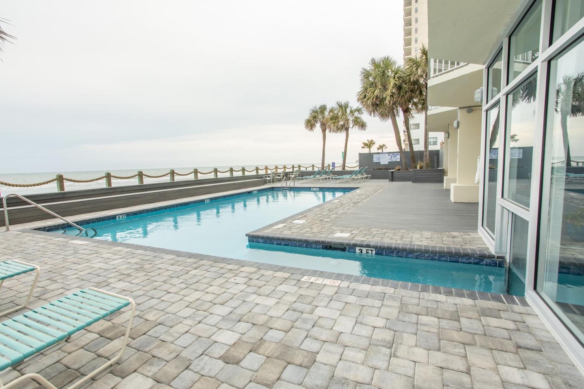 Waters Edge Aparthotel Garden City Exterior photo